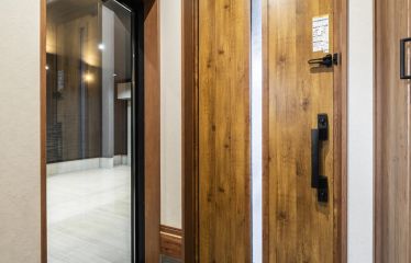 玄関から直接ガレージにアクセスできる動線で、荷物の出し入れもスムーズ。