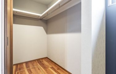 1階のウォークインクローゼットは、ホールと居室の両方からアクセス可能。使いやすさ抜群。