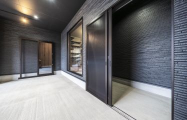 工具やタイヤ、アウトドア用品までまとめて収納できるガレージ収納。