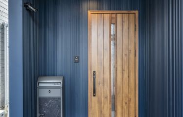 少し奥まった場所に構えた玄関で、さりげなくプライバシーを確保。外からの視線をやわらげます。