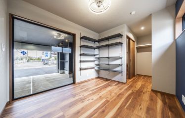 ガレージを望める居室。窓越しに切り取られた愛車を、まるで一枚の絵のように引き立てます。