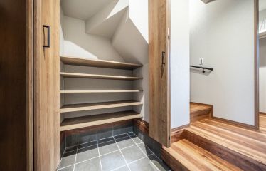 階段下を活用した玄関収納で、玄関をすっきり演出。毎日の掃除も手間なく。