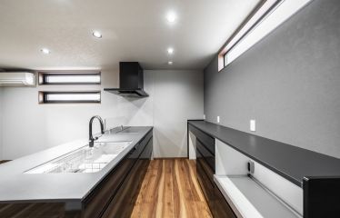 ブラックで統一したキッチン。水栓や取手も黒で揃え、シンプルながら力強い存在感を演出。