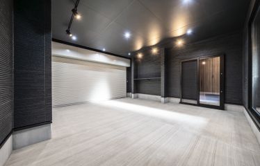 モノトーンでまとめた、シックなガレージ空間。計算された照明が陰影を引き立てます。