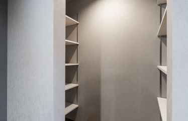 可動式で使いやすい大容量のキッチンパントリー。雑多なものもすっきり収められます。