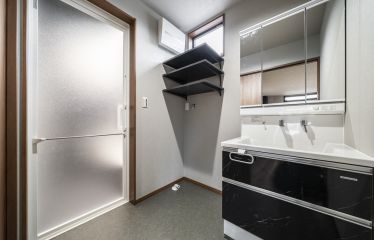 モノトーンで統一した空間にストーン柄の床材がマッチ。木の素材がさりげなく温かみを添えます。