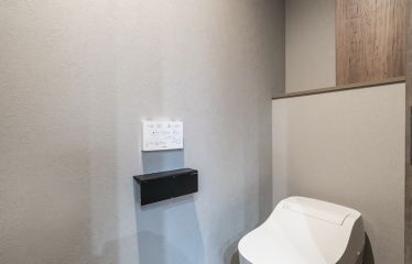 壁面収納&タンクレスですっきりとしたトイレ空間。オート開閉や停電時電池排水などの高機能で、毎日を快適に。