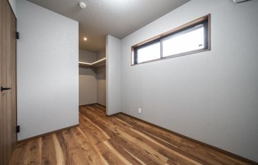 リビングと同じ素材で統一した、落ち着いた寝室。大容量のウォークインクローゼット完備ですっきり整います。