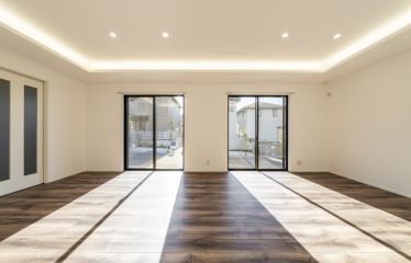 明るい陽が差し込むリビングは、床暖つきで足元もぽかぽか