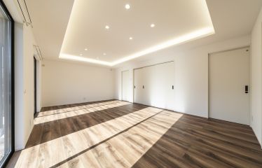 折り上げ天井と間接照明を組み合わせた、立体感のあるリビング。白で統一したすっきりとした空間です。