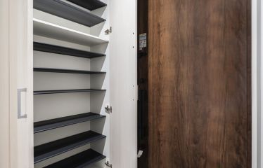 天井まで設けた大容量のシューズボックスで、家族の靴もすっきり収納。