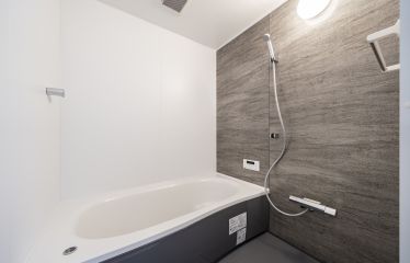 グレー×ホワイトでまとめた、落ち着きのあるバスルーム。毎日の疲れをゆったりと癒せる空間です。