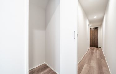 階段下のスペースを活かした収納。日用品や掃除道具の収納に便利です。