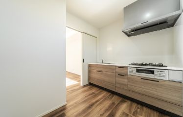 キッチンは独立させて、暮らしも見た目もすっきりと。 ウッド×白を基調にした、ナチュラルな空間です。