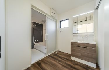 水廻りをひと繋ぎにまとめ、動きやすく整えました。洗面には室内干しにも使えるスペースも設置。