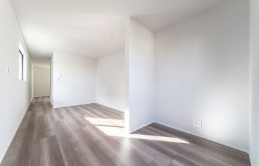 キッチンが視界に入りにくい、落ち着いたリビング空間。くつろぎの時間を大切にできる設計です。