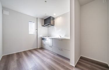 3階建ての間取りを活かした、半独立型のキッチン。来客時も視線が気にならず、作業に集中できる空間です。