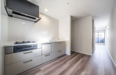 ポタリーベージュのキッチンはやさしい色合いで、空間に自然となじみます。