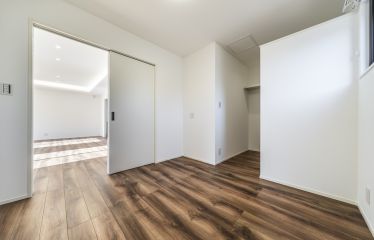 寝室は大容量のウォークインクローゼットつき。入口と天井をオープンにし、しっかりと隠しつつ圧迫感を抑えました。