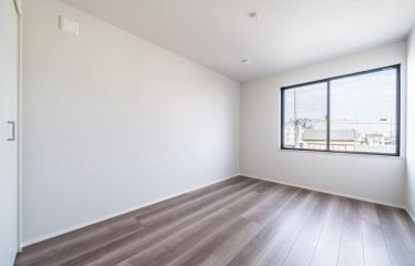 大きめの窓を設けた、明るい居室。