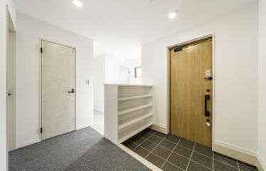 子どもたちが同時に使用できるように、広めに設計した玄関。