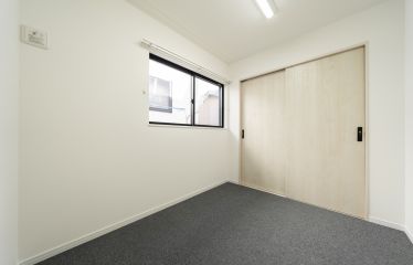 相談室は窓を設けて、明るく清潔感のある空間に。