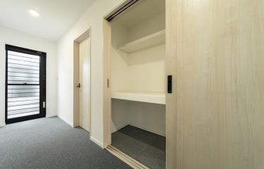 大容量のクローゼットは間取りの中心に配置して、どの部屋からでも使い易く。