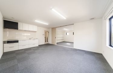 勉強チームや室内遊びチームなど、過ごし方に合わせてドアで仕切ることもできる多目的ホール。