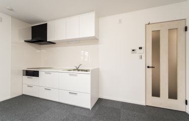 みんなでお料理も楽しめるキッチンは、フラット設計でお手入れもらくらく。