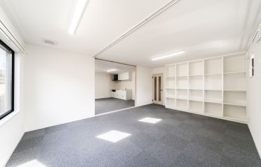 必要に応じて目隠しができるカーテンレールを設置。必要なときにカーテンを引くことでプライバシーを確保できます。