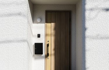 白を基調とした清潔感のある外観に、ナチュラルな玄関ドアが温かみをプラス。