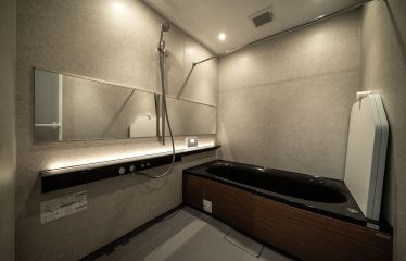 高級ホテルのようなブラックの浴槽が魅力