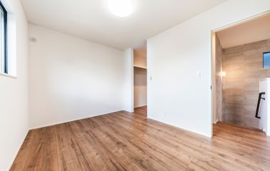 2階の洋室はメープル柄の床で統一し、ナチュラルで洗練された印象に仕上げました。すべてウォークインクローゼット付きで、使い勝手も抜群。