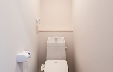 白を基調にした清潔感のある空間に、キャメルの床がやわらかな温もりを添えます。フチなし設計で掃除もスムーズに。