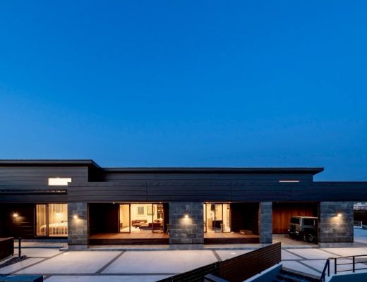 自然素材の風合いが引き立つ、プレミアムな平屋邸宅 アイキャッチ画像