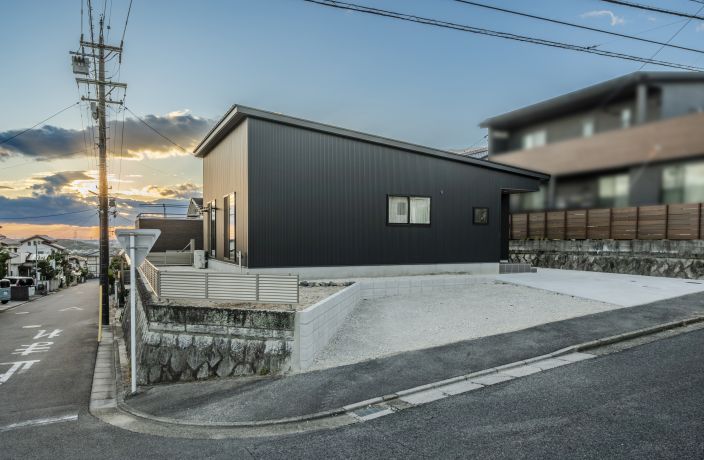 スタイリッシュなデザインが映える、広く明るい平屋住宅 アイキャッチ画像